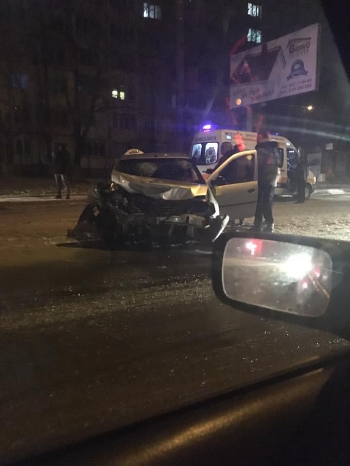 ACCIDENT VIOLENT în sectorul Buiucani al Capitalei. O maşină de taxi a fost făcută zob (FOTO)