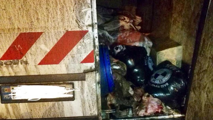 Sute de kg de carne, transportată în CONDIŢII INSALUBRE, urma să ajungă pe mesele noastre (FOTO)