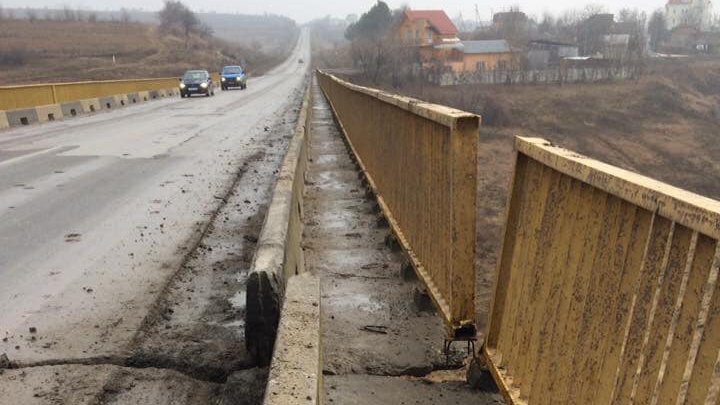 Locuitorii din comuna Budeşti trăiesc cu frica în sân. Podul din localitate este avariat și plin de fisuri (FOTO)