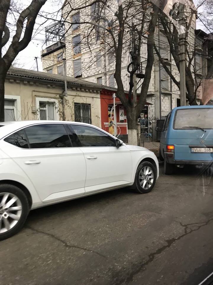 ŞICANARE ÎN TRAFIC, în Chişinău. O Skoda a lovit în spate un Volkswagen (FOTO)