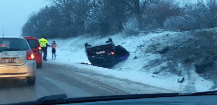 Accident violent la ieşirea din comuna Stăuceni. Victima accidentului pleca la Chişinău să se ocupe de funeraliile mamei sale (GALERIE FOTO)