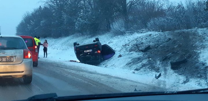 Accident violent la ieşirea din comuna Stăuceni. Victima accidentului pleca la Chişinău să se ocupe de funeraliile mamei sale (GALERIE FOTO)