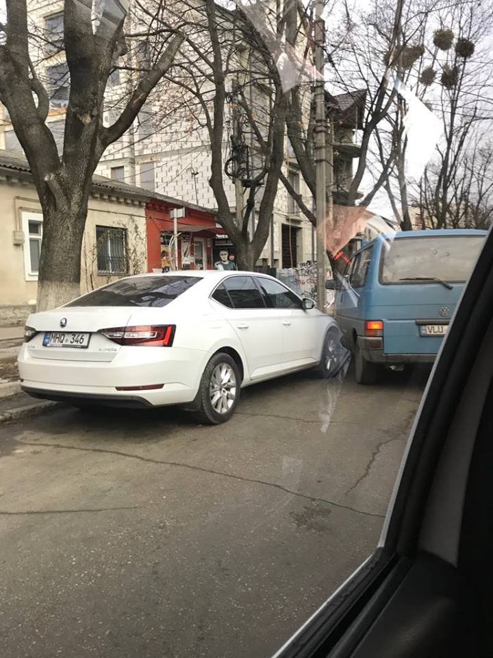 ŞICANARE ÎN TRAFIC, în Chişinău. O Skoda a lovit în spate un Volkswagen (FOTO)