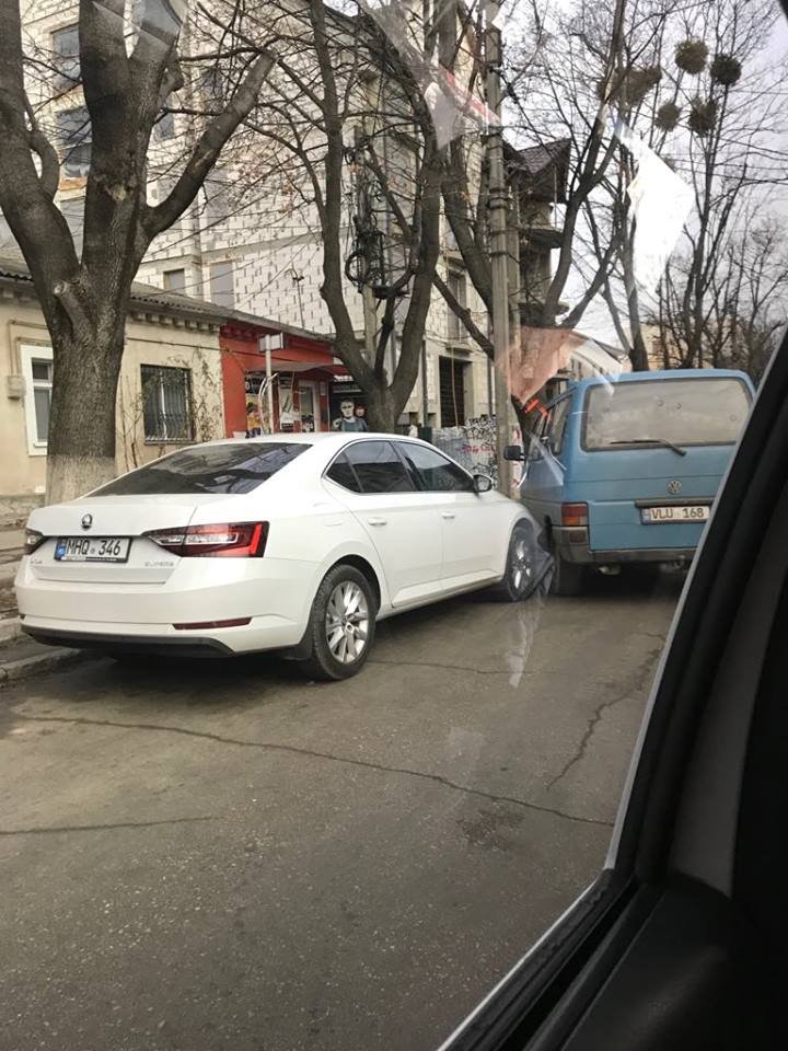 ŞICANARE ÎN TRAFIC, în Chişinău. O Skoda a lovit în spate un Volkswagen (FOTO)