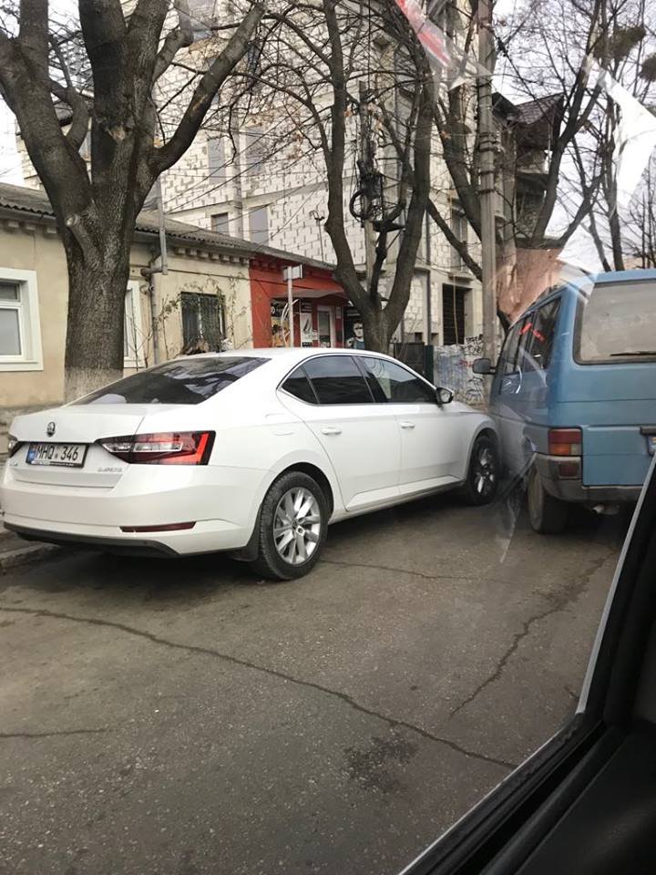 ŞICANARE ÎN TRAFIC, în Chişinău. O Skoda a lovit în spate un Volkswagen (FOTO)