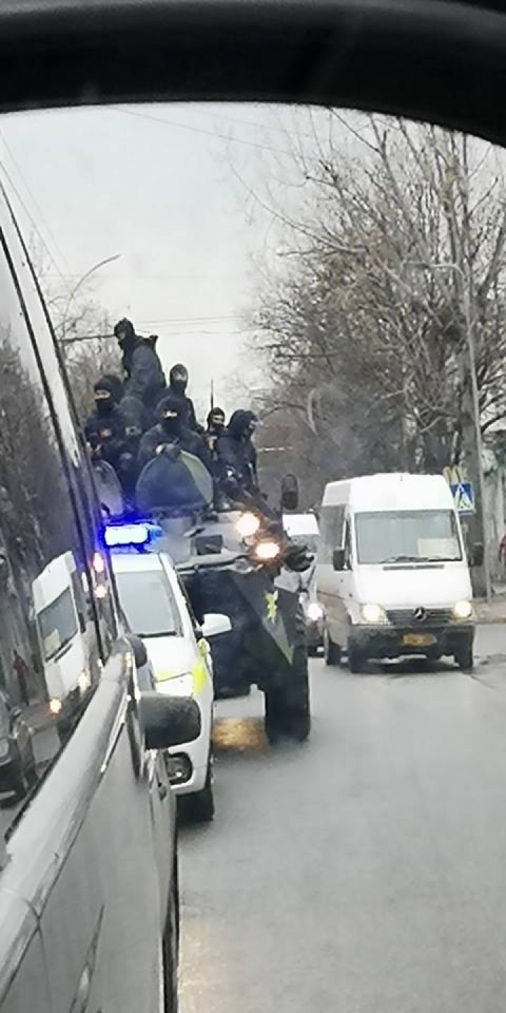 Şoferii din Chişinău, speriaţi de poliţiştii pe blindate (GALERIE FOTO/VIDEO)