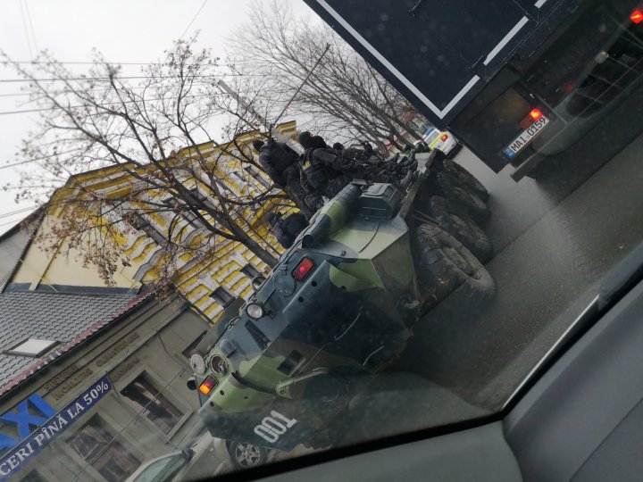 Şoferii din Chişinău, speriaţi de poliţiştii pe blindate (GALERIE FOTO/VIDEO)