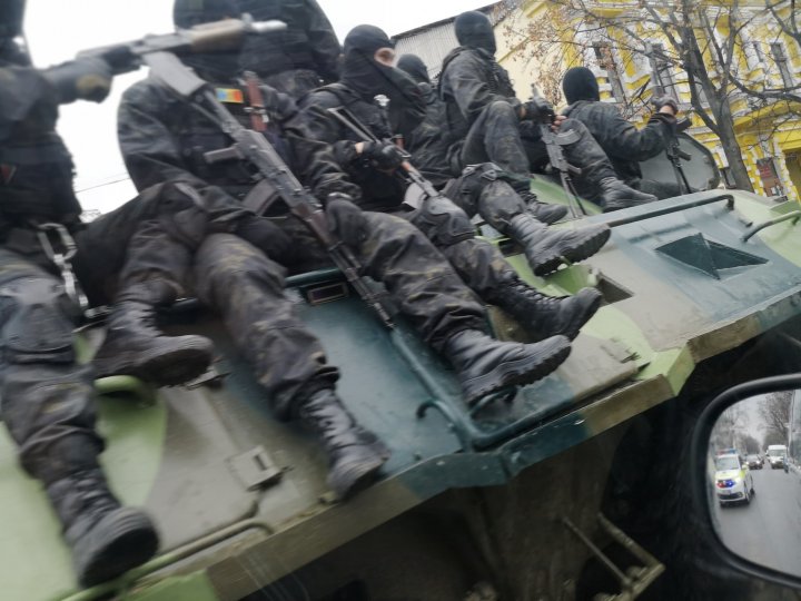 Şoferii din Chişinău, speriaţi de poliţiştii pe blindate (GALERIE FOTO/VIDEO)