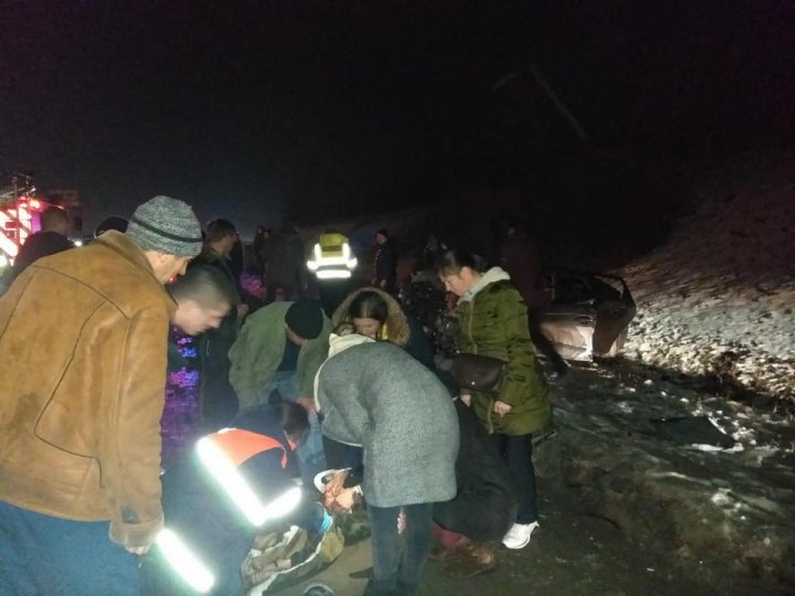 IMAGINI DE GROAZĂ. Primele momente după accidentul de lângă Ivancea, surprinse de un martor ocular (VIDEO)