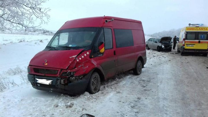 Opt accidente rutiere în doar 24 de ore. Avertismentul Poliţiei: Conduceţi cu prudenţă!