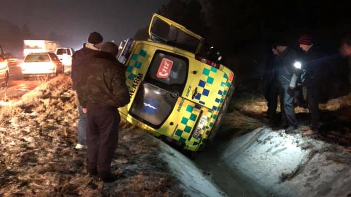 ACCIDENT VIOLENT în apropiere de Băcioi. O ambulanţă S-A RĂSTURNAT într-un şanţ (FOTO)