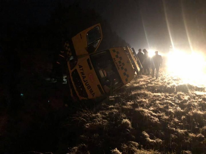 ACCIDENT VIOLENT în apropiere de Băcioi. O ambulanţă S-A RĂSTURNAT într-un şanţ (FOTO)