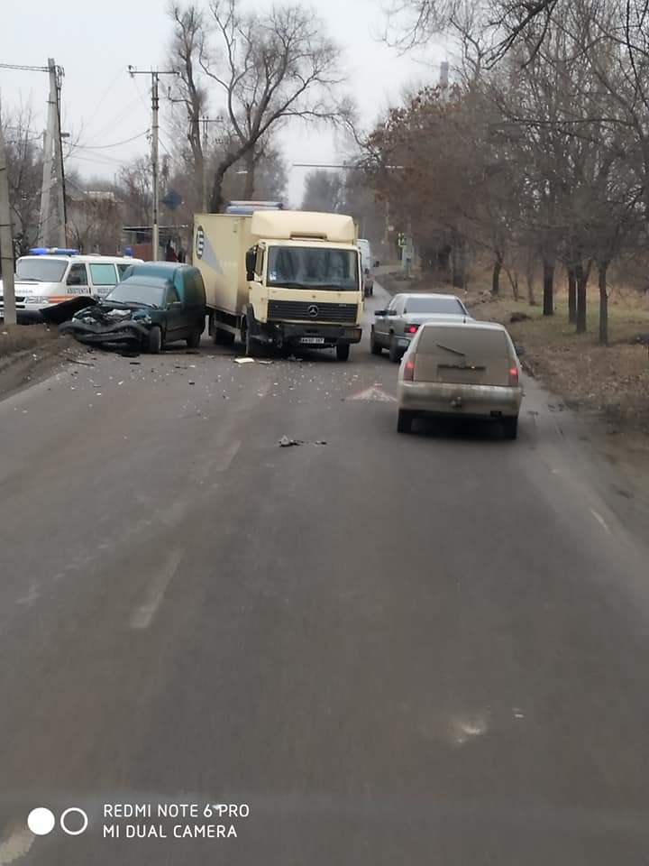 N-au putut împărţi drumul. Doi şoferi şi-au făcut "cadouri scumpe" în ajun de Crăciun (FOTO)