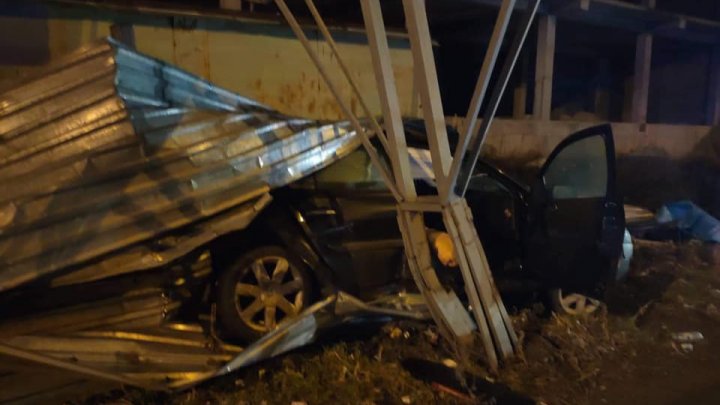 ACCIDENT VIOLENT în Capitală. Două persoane în stare gravă la spital, iar mașină făcută zob (FOTO)