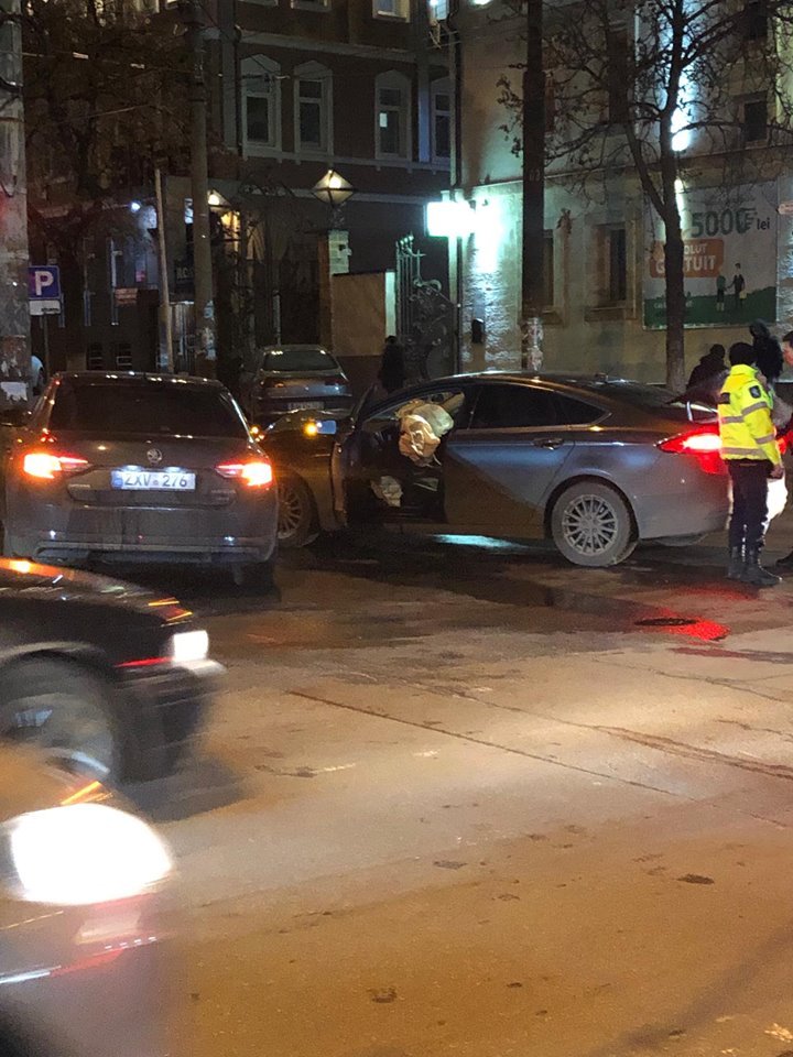 IMPACT VIOLENT între o Skoda şi un Ford în centrul Capitalei (GALERIE FOTO)
