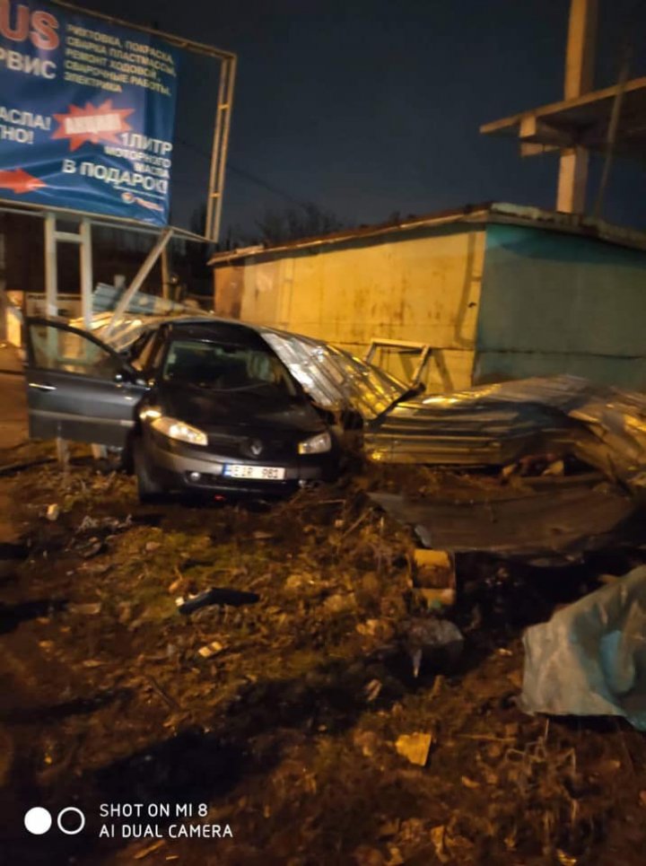 ACCIDENT VIOLENT în Capitală. Două persoane în stare gravă la spital, iar mașină făcută zob (FOTO)