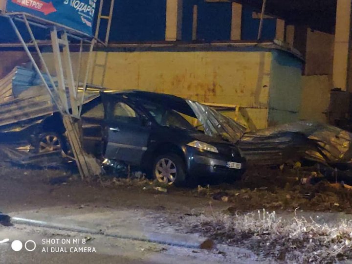 ACCIDENT VIOLENT în Capitală. Două persoane în stare gravă la spital, iar mașină făcută zob (FOTO)