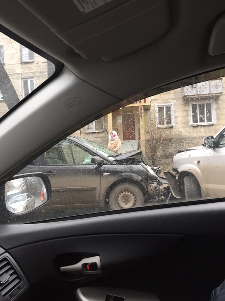 ACCIDENT VIOLENT pe strada Vasile Lupu. Un copil a ajuns la spital, iar mama lui a avut nevoie de îngrijiri medicale (FOTO)