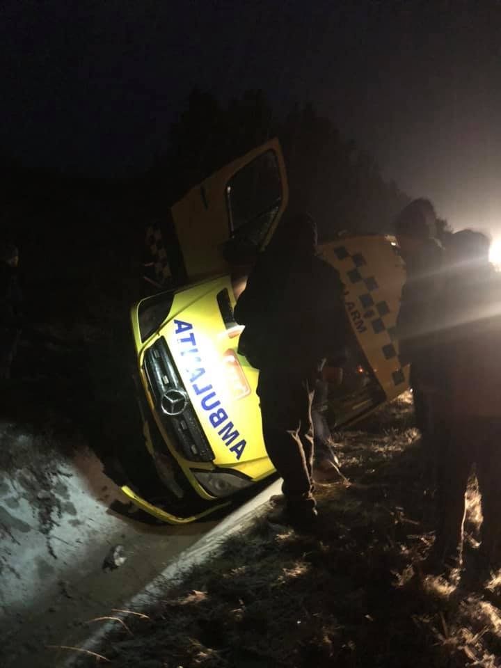 ACCIDENT VIOLENT în apropiere de Băcioi. O ambulanţă S-A RĂSTURNAT într-un şanţ (FOTO)