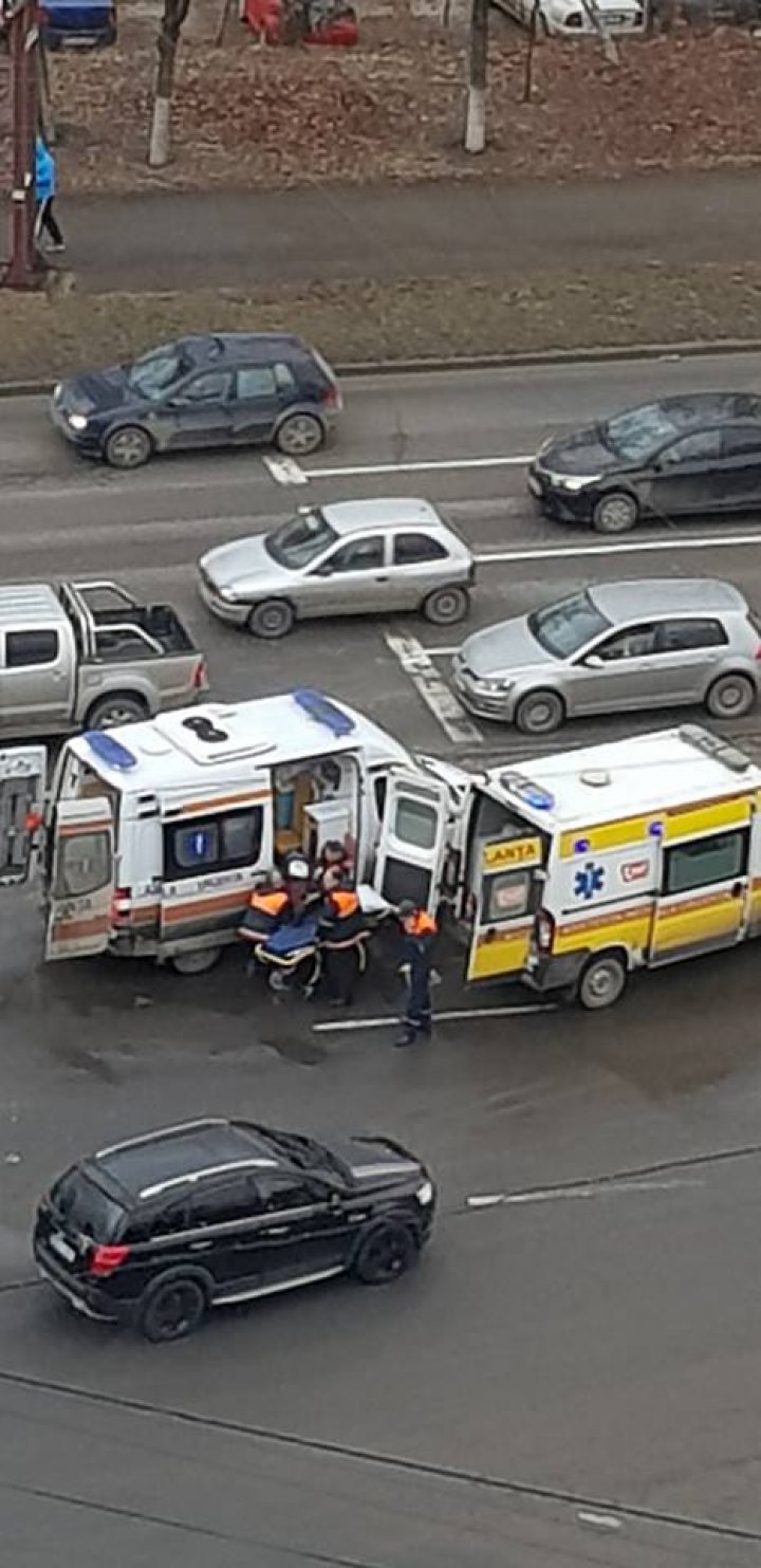 Primul accident cu o ambulanţă nouă, în sectorul Botanica. MOMENTUL IMPACTULUI (FOTO/VIDEO)