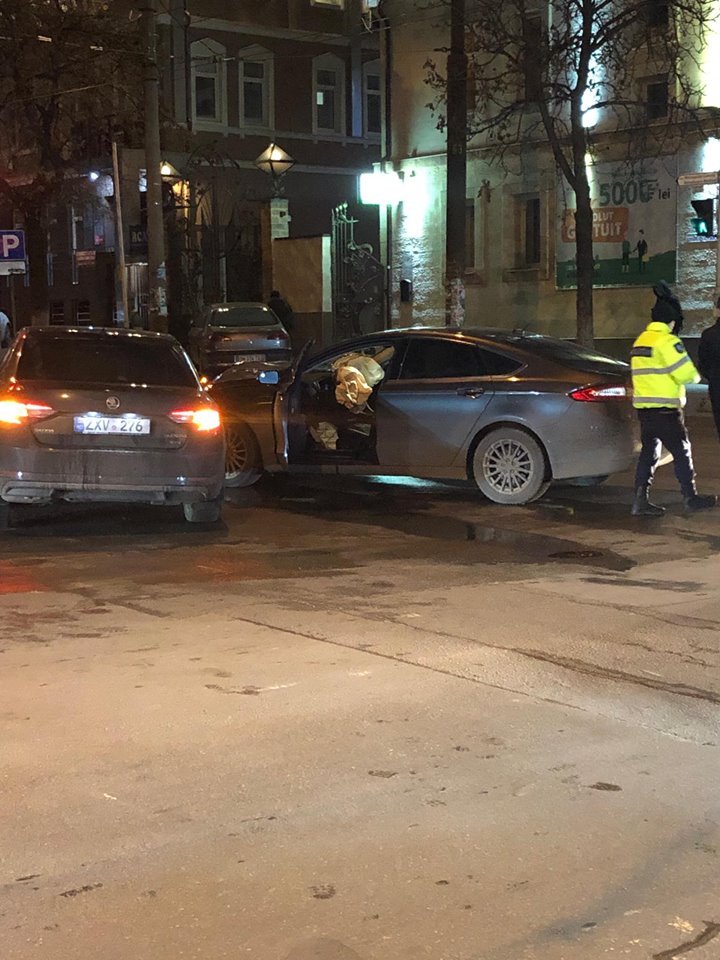 IMPACT VIOLENT între o Skoda şi un Ford în centrul Capitalei (GALERIE FOTO)