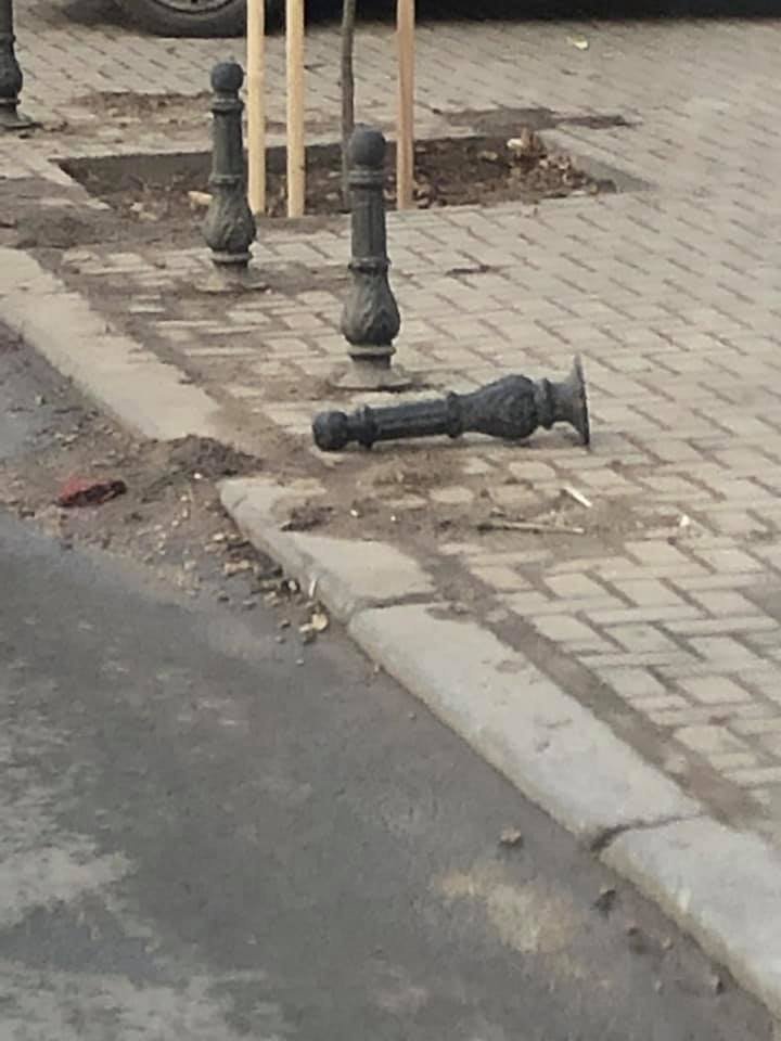 NESIMȚIRE TOTALĂ! Un pilon de parcare instalat în centrul Capitalei a fost distrus (GALERIE FOTO)