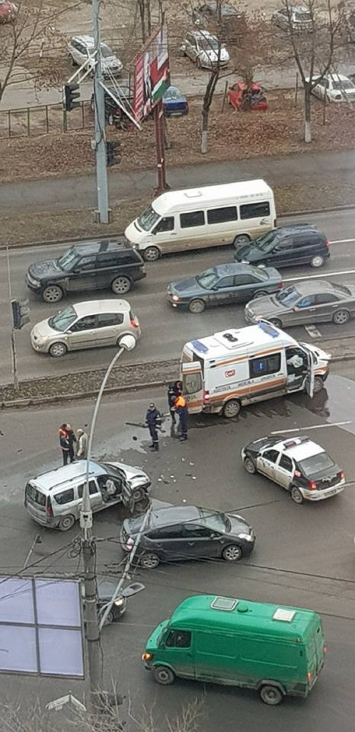 Primul accident cu o ambulanţă nouă, în sectorul Botanica. MOMENTUL IMPACTULUI (FOTO/VIDEO)