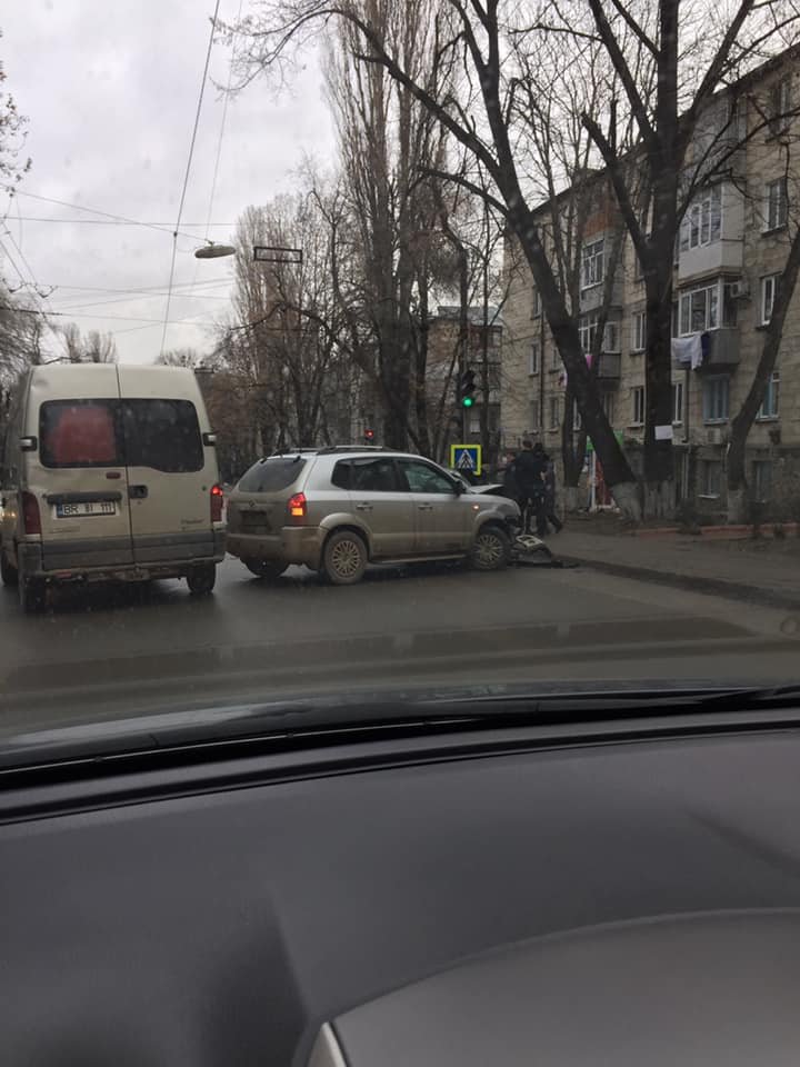 ACCIDENT VIOLENT pe strada Vasile Lupu. Un copil a ajuns la spital, iar mama lui a avut nevoie de îngrijiri medicale (FOTO)