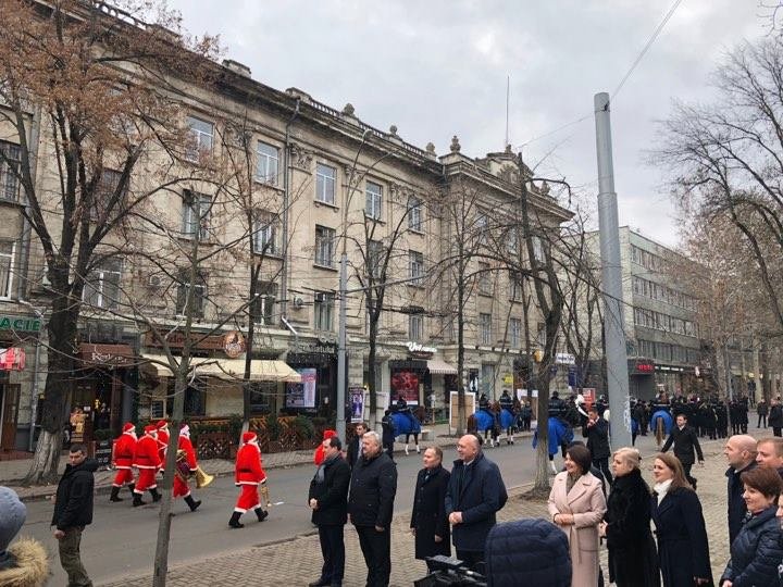 Bradul pentru Târgul de Crăciun a ajuns în Chişinău din munţii Carpaţi (FOTO)