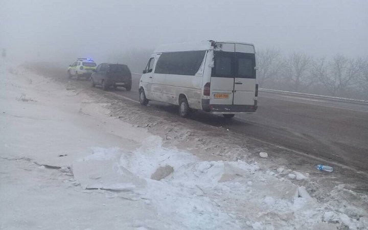 ACCIDENT GRAV în apropiere de Floreşti. Un microbuz PLIN CU PASAGERI s-a răsturnat în şant (FOTO)