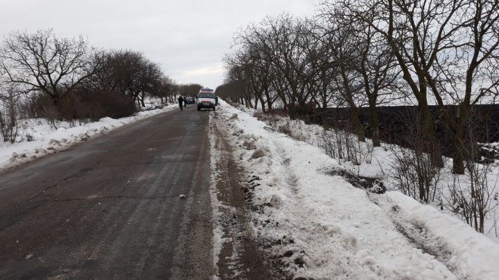 ACCIDENT FATAL la Edineț. Un bărbat a murit după ce a ajuns cu mașina într-un copac (FOTO)