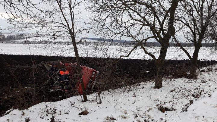 ACCIDENT FATAL la Edineț. Un bărbat a murit după ce a ajuns cu mașina într-un copac (FOTO)