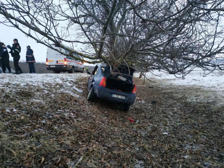 Familie distrusă într-un accident grav în apropierea satului Gura Galbenei. Doi soţi au murit, iar fetiţa lor de cinci ani, dusă la spital (FOTO)