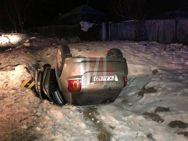 O mașină înmatriculată în Republica Moldova, RĂSTURNATĂ în judeţul Iaşi. Medicii şi poliţia au intervenit de urgenţă (FOTO)