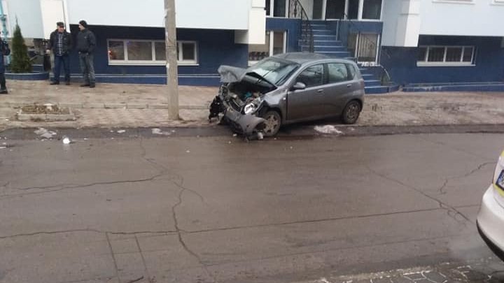 ACCIDENT MATINAL în Capitală. Două maşini s-au ciocnit violent. Un automobil, făcut praf (FOTO)