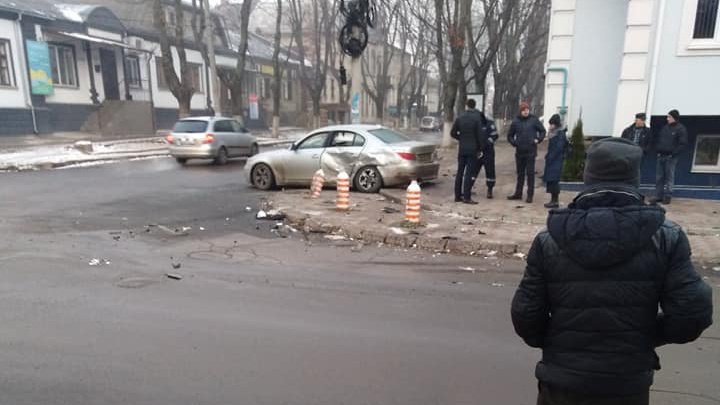 ACCIDENT MATINAL în Capitală. Două maşini s-au ciocnit violent. Un automobil, făcut praf (FOTO)