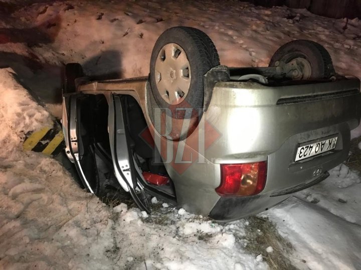 O mașină înmatriculată în Republica Moldova, RĂSTURNATĂ în judeţul Iaşi. Medicii şi poliţia au intervenit de urgenţă (FOTO)