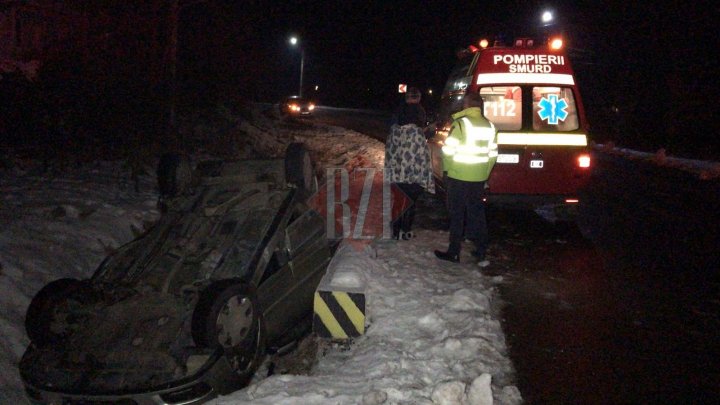 O mașină înmatriculată în Republica Moldova, RĂSTURNATĂ în judeţul Iaşi. Medicii şi poliţia au intervenit de urgenţă (FOTO)