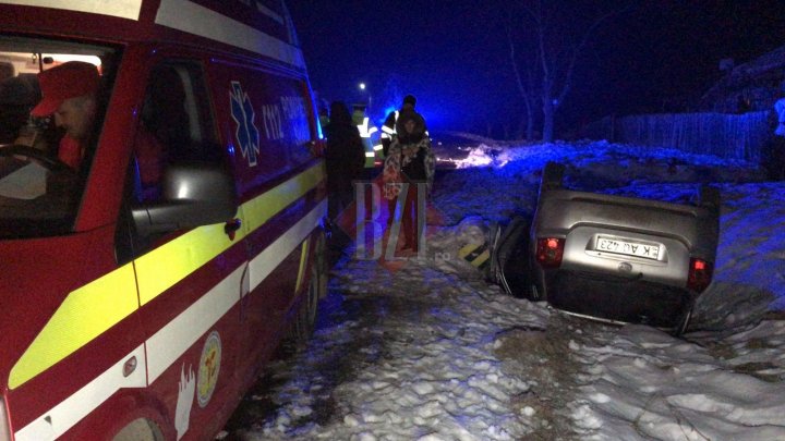 O mașină înmatriculată în Republica Moldova, RĂSTURNATĂ în judeţul Iaşi. Medicii şi poliţia au intervenit de urgenţă (FOTO)