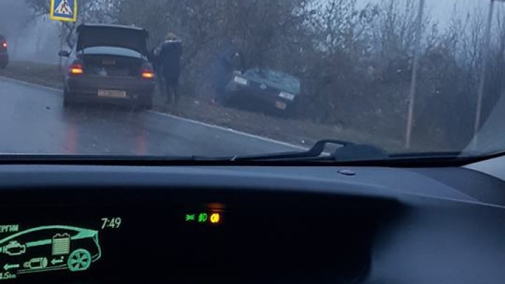 ACCIDENT în apropiere de aeroport. Două maşini s-au lovit violent