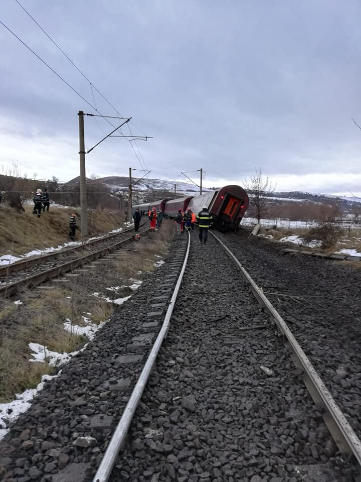 Accident feroviar în România: Două vagoane, în care se aflau 20 de călători, au deraiat. O persoană rănită (FOTO)