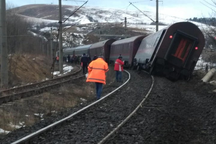 Accident feroviar în România: Două vagoane, în care se aflau 20 de călători, au deraiat. O persoană rănită (FOTO)