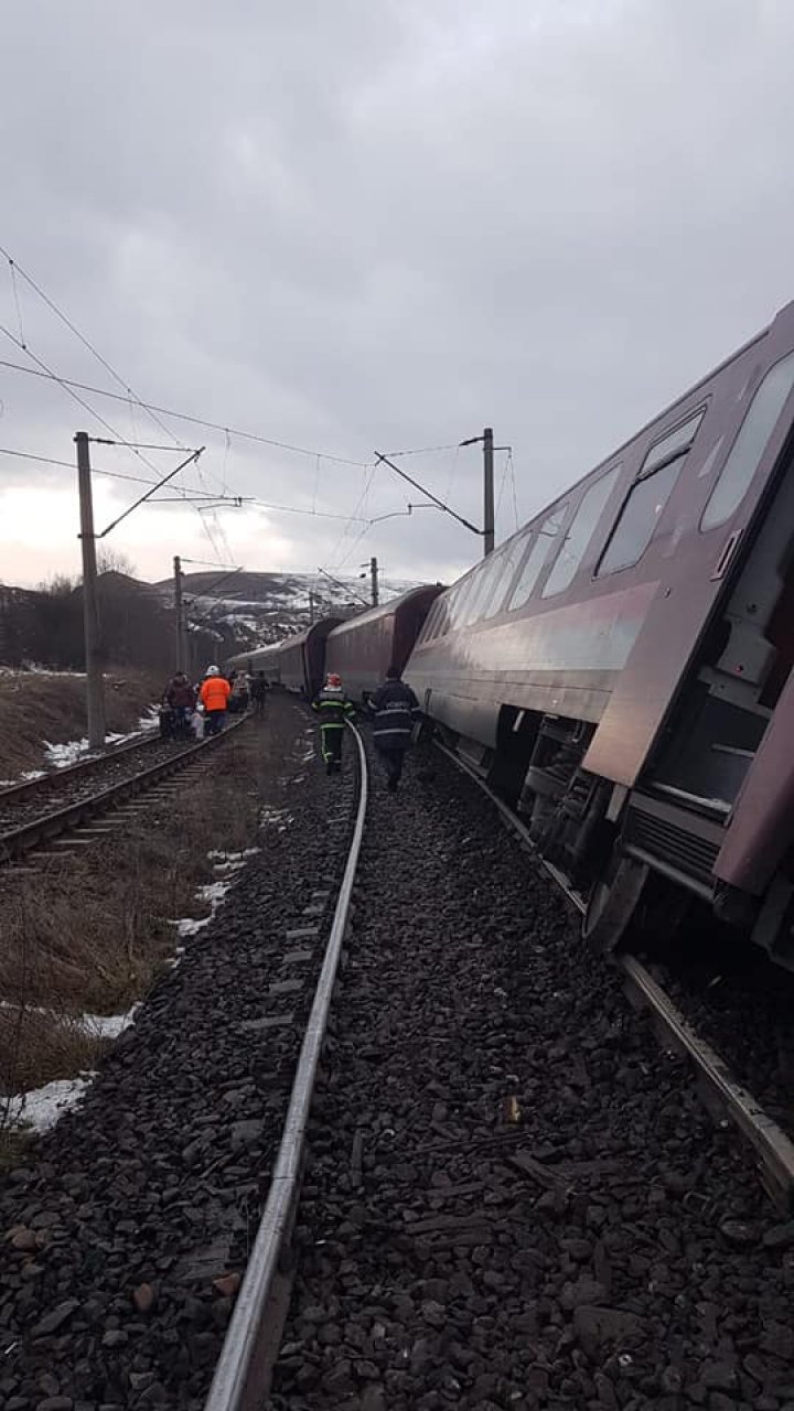 Accident feroviar în România: Două vagoane, în care se aflau 20 de călători, au deraiat. O persoană rănită (FOTO)