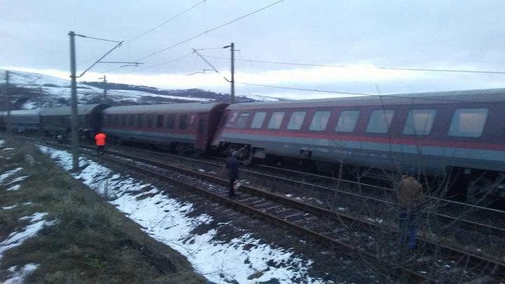 Accident feroviar în România: Două vagoane, în care se aflau 20 de călători, au deraiat. O persoană rănită (FOTO)