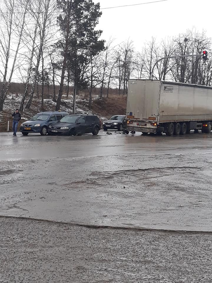 ACCIDENT ÎN LANŢ pe strada Petricani. Cel puţin trei maşini implicate (FOTO)