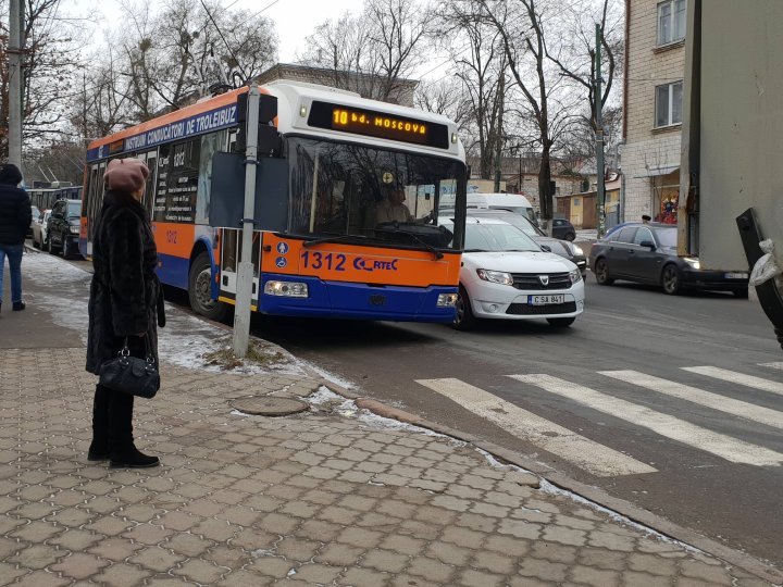 ACCIDENT ÎN LANŢ în cartierul Telecentru. Patru maşini s-au ciocnit la semafor (FOTO)