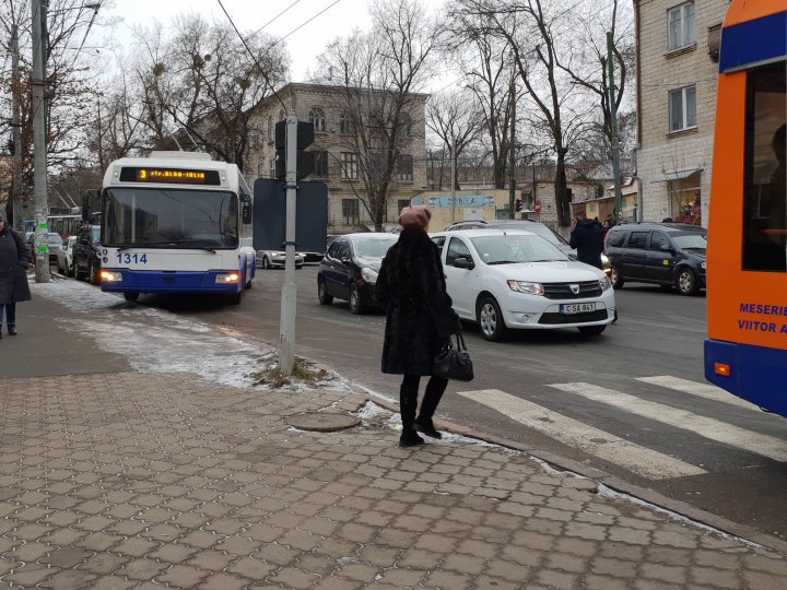 ACCIDENT ÎN LANŢ în cartierul Telecentru. Patru maşini s-au ciocnit la semafor (FOTO)