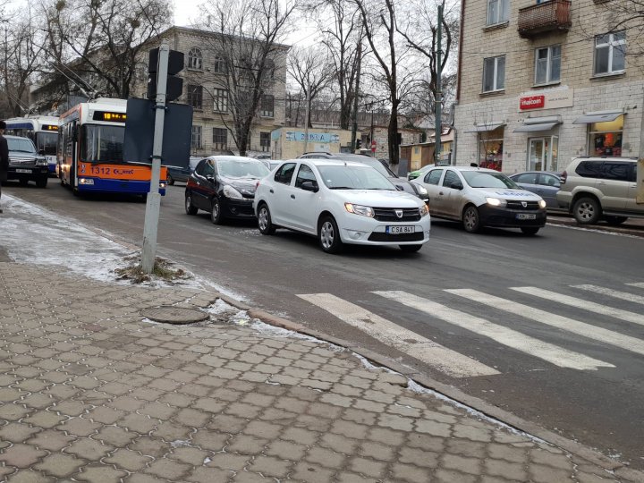 ACCIDENT ÎN LANŢ în cartierul Telecentru. Patru maşini s-au ciocnit la semafor (FOTO)