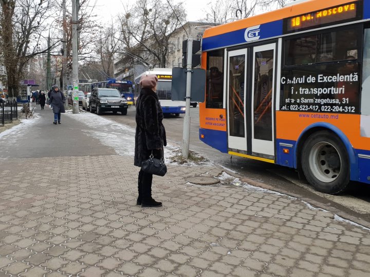 ACCIDENT ÎN LANŢ în cartierul Telecentru. Patru maşini s-au ciocnit la semafor (FOTO)