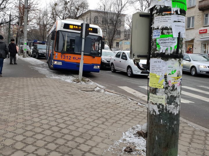 ACCIDENT ÎN LANŢ în cartierul Telecentru. Patru maşini s-au ciocnit la semafor (FOTO)